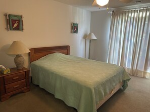 Basic Condo, Pool View | In-room safe, free WiFi, bed sheets - Common 1 Brunswick Plantation (Calabash)