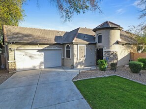 Unclassified image, 4 of 42, button - Charming 3-bedroom + Office Little Castle in Surprise (Surprise)