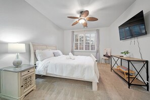 3 bedrooms, in-room safe, desk, iron/ironing board - Charming 3-bedroom + Office Little Castle in Surprise (Surprise)
