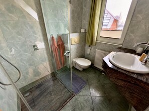 Dusche, Haartrockner, Handtücher, Seife