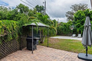 Terrace/patio - Elegant & Renovated 4BR • Walk to Downtown (Lakeland)
