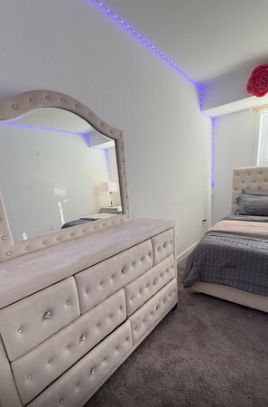 1 bedroom, iron/ironing board, WiFi, bed sheets - 1 bedroom with access to living & kitchen in adorable East Orange with AC & gym. (East Orange)