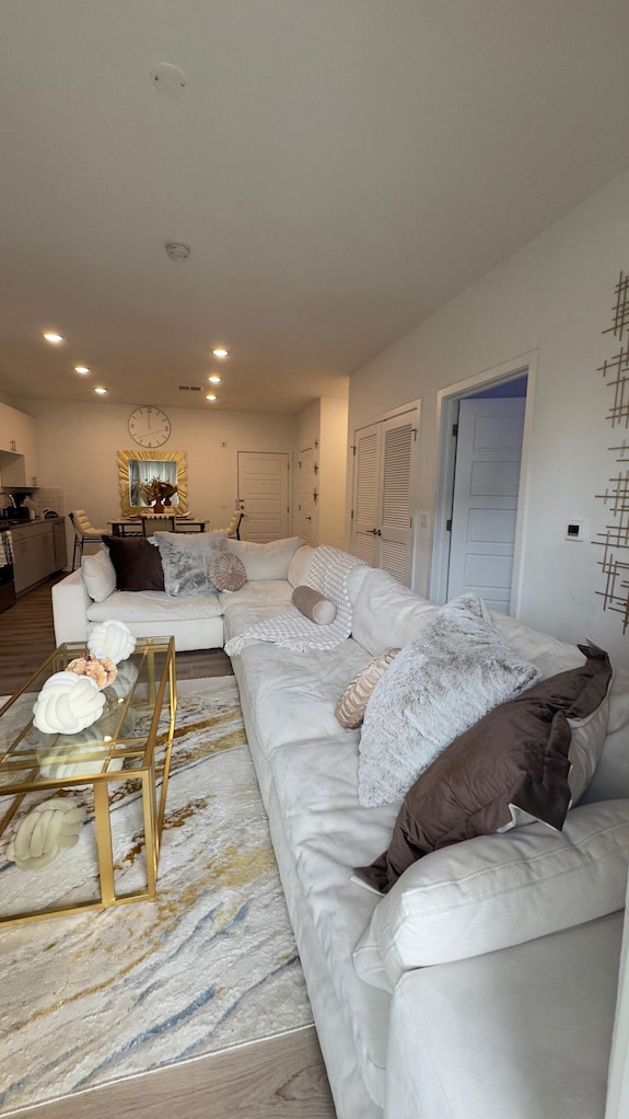 1 Bedroom With Access To Living & Kitchen In Adorable East Orange With Ac & Gym. - Newark, NJ