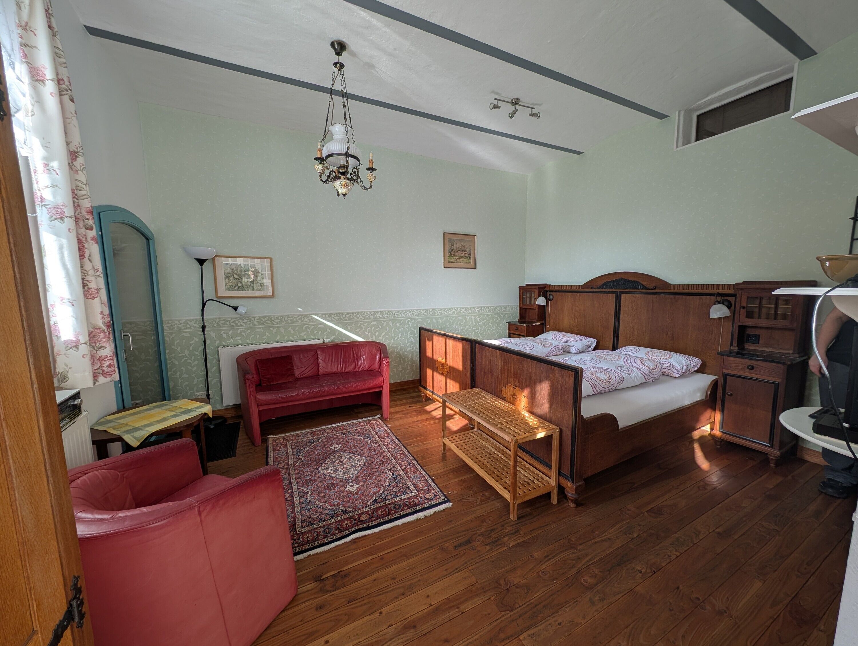 Tabla de planchar con plancha, wifi y ropa de cama 