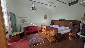 Tabla de planchar con plancha, wifi y ropa de cama