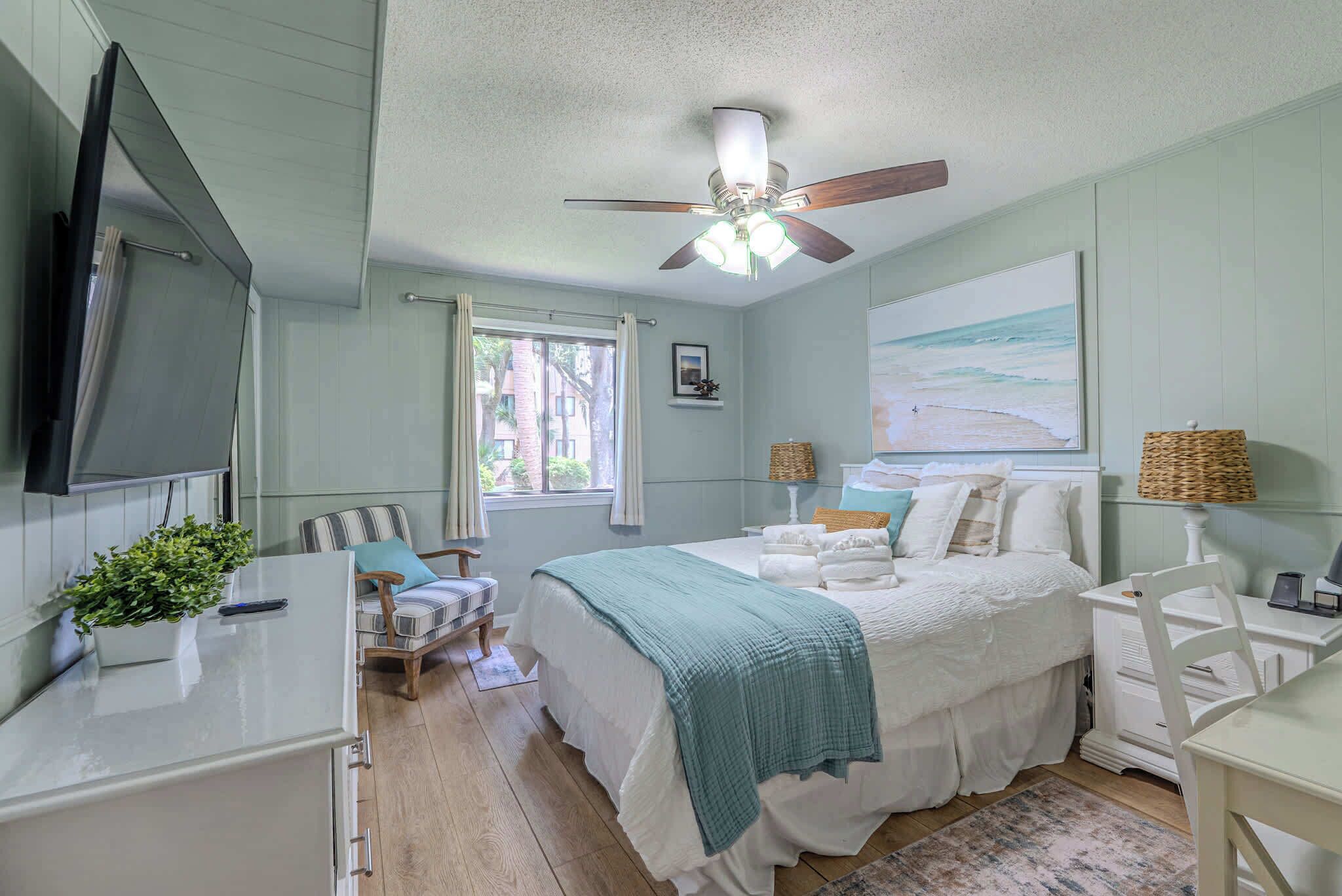 2 bedrooms, desk, WiFi, bed sheets