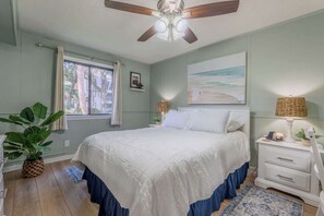 2 bedrooms, desk, WiFi, bed sheets - Sandy Toes at The Sands | Walk to Coligny Beach (Hilton Head Island)