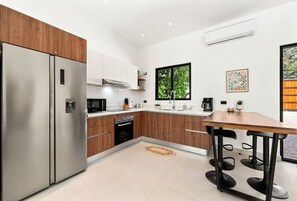 Wasserkocher mit Kaffee-/Teezubehör, Kühlschrank, Mikrowelle, Ofen