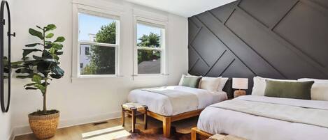 8 chambres, bureau, fer et planche à repasser, lit parapluie