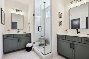 Shower, hair dryer, towels, shampoo - Two Beautiful Luxury Renovations | Near Downtown (Nashville)