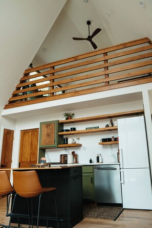 Jääkaappi, mikroaaltouuni, uuni, liesi