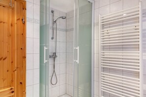 Een douche, gratis toiletartikelen, een haardroger, pantoffels