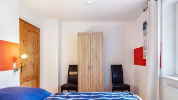 3 bedrooms, iron/ironing board, WiFi, bed sheets