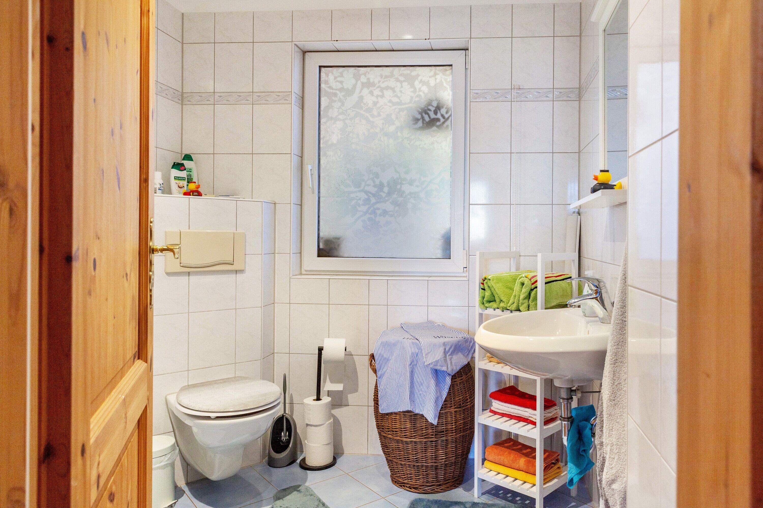 Chuveiro, produtos de toalete grátis, secador de cabelo, chinelos