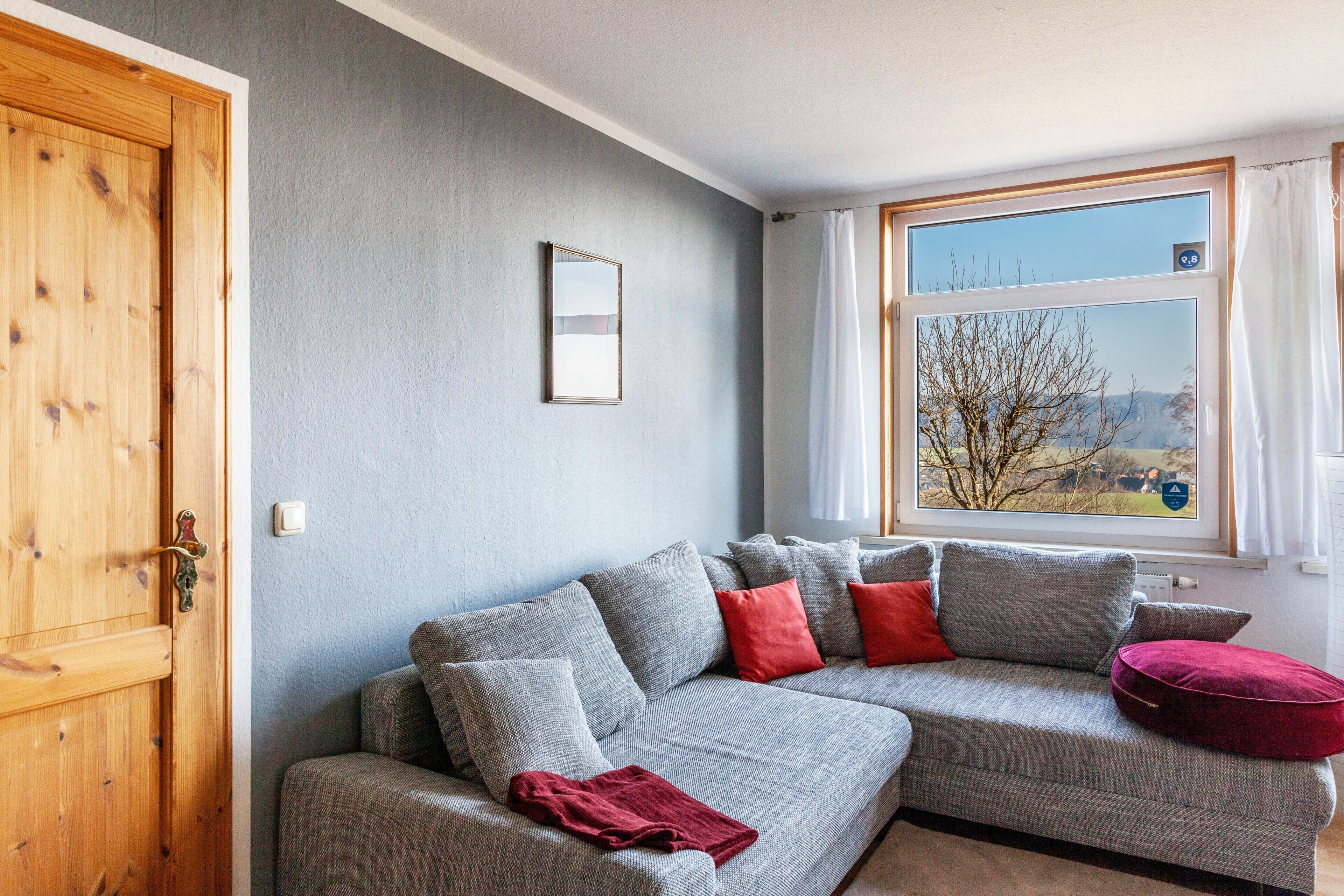 Een televisie, een open haard en een dvd-speler