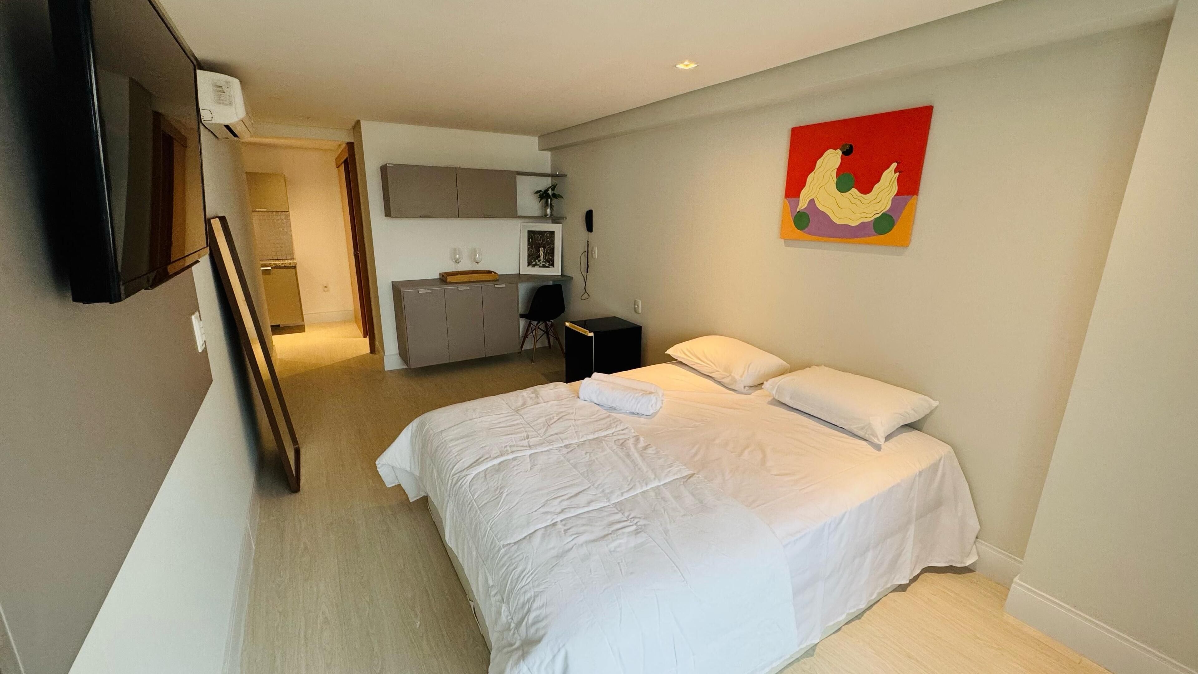 각각 다르게 가구 비치, 책상, 노트북 작업 공간, 암막 커튼