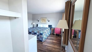 Iron/ironing board, WiFi, bed sheets - Chambre dans le quartier accueillant du Petit Rocher, avec climatisation (Petit Rocher)