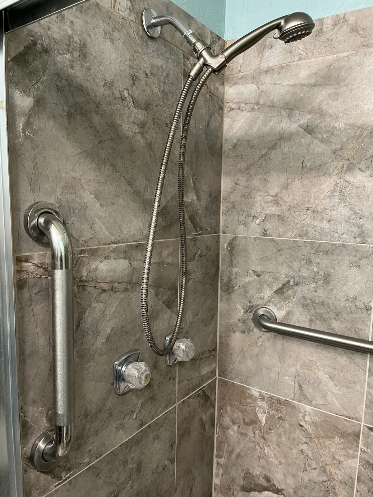 Douche, sèche-cheveux, serviettes fournies, savon