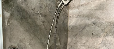 Dusche, Haartrockner, Handtücher, Seife