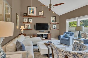 Villa, varias camas, patio, vista al campo de golf (184 Twin Oaks) | Área de sala de estar