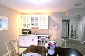 Dining - Mahogany Escape - Your Calgary Oasis (Calgary)