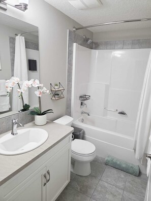 Hair dryer, towels, soap, toilet paper - Mahogany Escape - Your Calgary Oasis (Calgary)