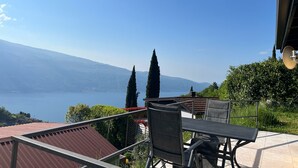 Outdoor dining - Vacation bungalow with a wonderful view of Lake Garda and Monte Baldo (Tignale)