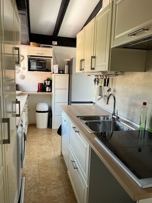 Jääkaappi, uuni, liesi, astianpesukone