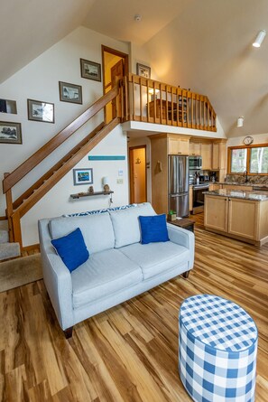 TV, books - New! Upper and lower decks, central air conditioning, and a fully stocked kitchen! (Boothbay)
