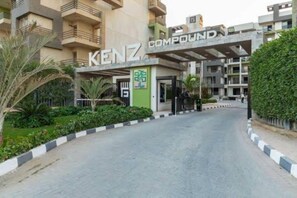 Un edificio moderno con el nombre 'KENZ' bien visible.