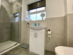 Shower, hair dryer - Bracknell / Wokingham Charming Three Bedroom House (Bracknell)