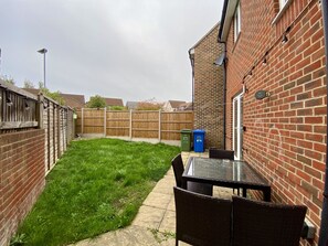 Outdoor dining - Bracknell / Wokingham Charming Three Bedroom House (Bracknell)