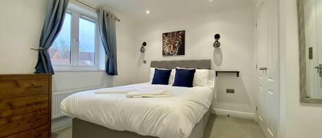 3 makuuhuonetta, silitysrauta/-lauta