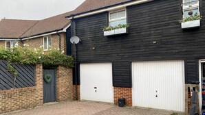 Unclassified image, 4 of 18, button - Bracknell / Wokingham Charming Three Bedroom House (Bracknell)