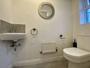 Shower, hair dryer - Bracknell / Wokingham Charming Three Bedroom House (Bracknell)