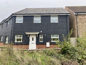 Exterior - Bracknell / Wokingham Charming Three Bedroom House (Bracknell)