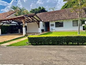 المنشأة من الخارج