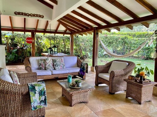 Country house close to parks restaurants clubs shopping centers bars