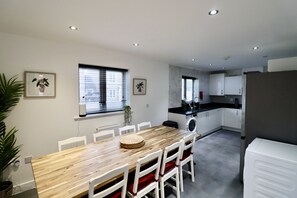 Dining - Spacious 5 Bedroom Home in Langley (Langley)
