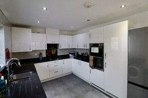 Fridge, microwave, oven, dishwasher - Spacious 5 Bedroom Home in Langley (Langley)
