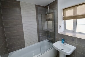 Douche, sèche-cheveux, serviettes fournies