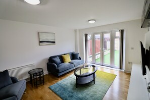 TV - Spacious 5 Bedroom Home in Langley (Langley)
