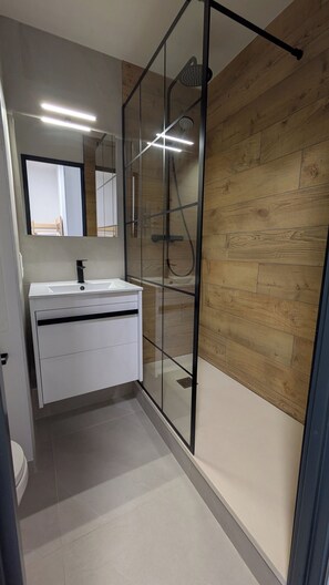 Regadera, secadora de cabello, jabón 