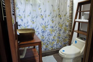Regadera, toallas, jabón, papel de baño 