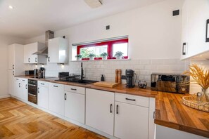 Fridge, microwave, oven, stovetop - Botanic House - 3BR Home - Private Parking (Glasgow)