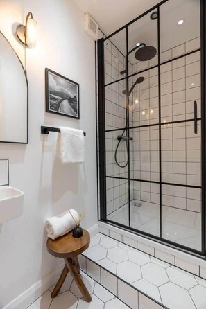 Hair dryer - Botanic House - 3BR Home - Private Parking (Glasgow)