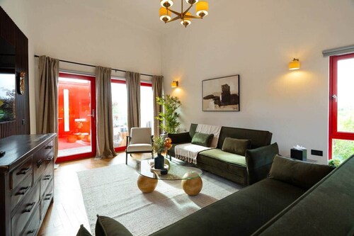 Botanic House - 3BR Home - Private Parking