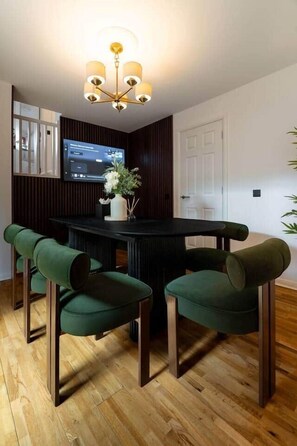 Dining - Botanic House - 3BR Home - Private Parking (Glasgow)