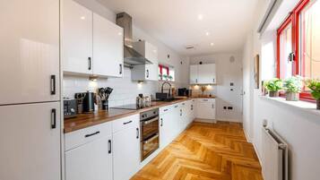 Een koelkast, een microgolfoven, een oven, een kookplaat