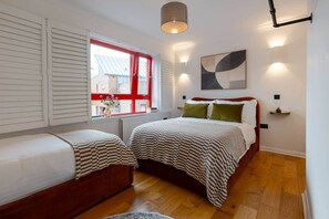 3 slaapkamers, een strijkplank/strijkijzer, reisbedje, gratis wifi